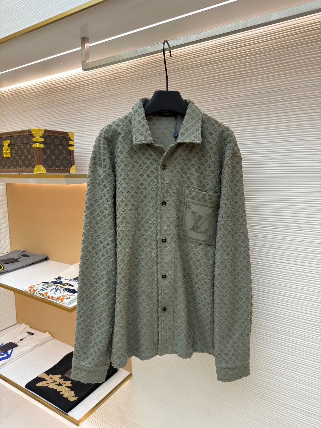 LOUIS VUITTON presbyopic terry shirt ●Original version: Purchased and developed by 14049 ●Item number: 1681930-B90 ●Fabric: jacquard terry fabric ●Technology: washed production ●Color: green ●Version: fitted version ●Weight: about 545 grams ●Size: XS-S-M-L ●Description: The fabric is custom-woven jacquard terry cloth with a weight of 250g. The bottom surface is made of 50s double-ply long-staple cotton yarn. The loops are made of 60s double-ply ring-spun combed cotton yarn. The bulk yarn color is customized and dyed. A 20-needle single-sided terry jacquard machine is used to weave the gray fabric. The finished fabric is then washed and shaped. After the washing process, the ring-spun yarn loops are more fluffy and three-dimensional than those of compact spinning. The positioning pattern is purely cut after finishing work, and the loss is huge. It has specific four-eye hand-stitched buttons and three-label washing. The overall wiring is straight and delicate, the fabric is comfortable and soft, and the color is consistent without color difference. It can be matched with the same style to create a fashionable look and control various occasions. Customized accessories, complete with three standards, same style for men and women!